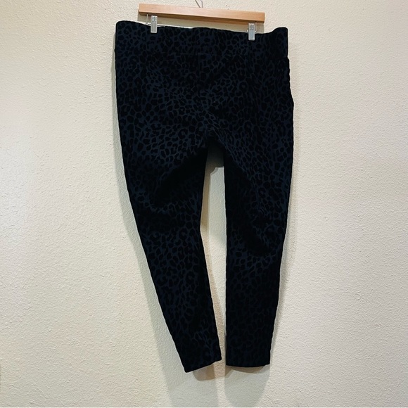 Torrid Pixie Skinny Studio Luxe Ponte High-Rise Flocked Print Pant 2X - Picture 5 of 12